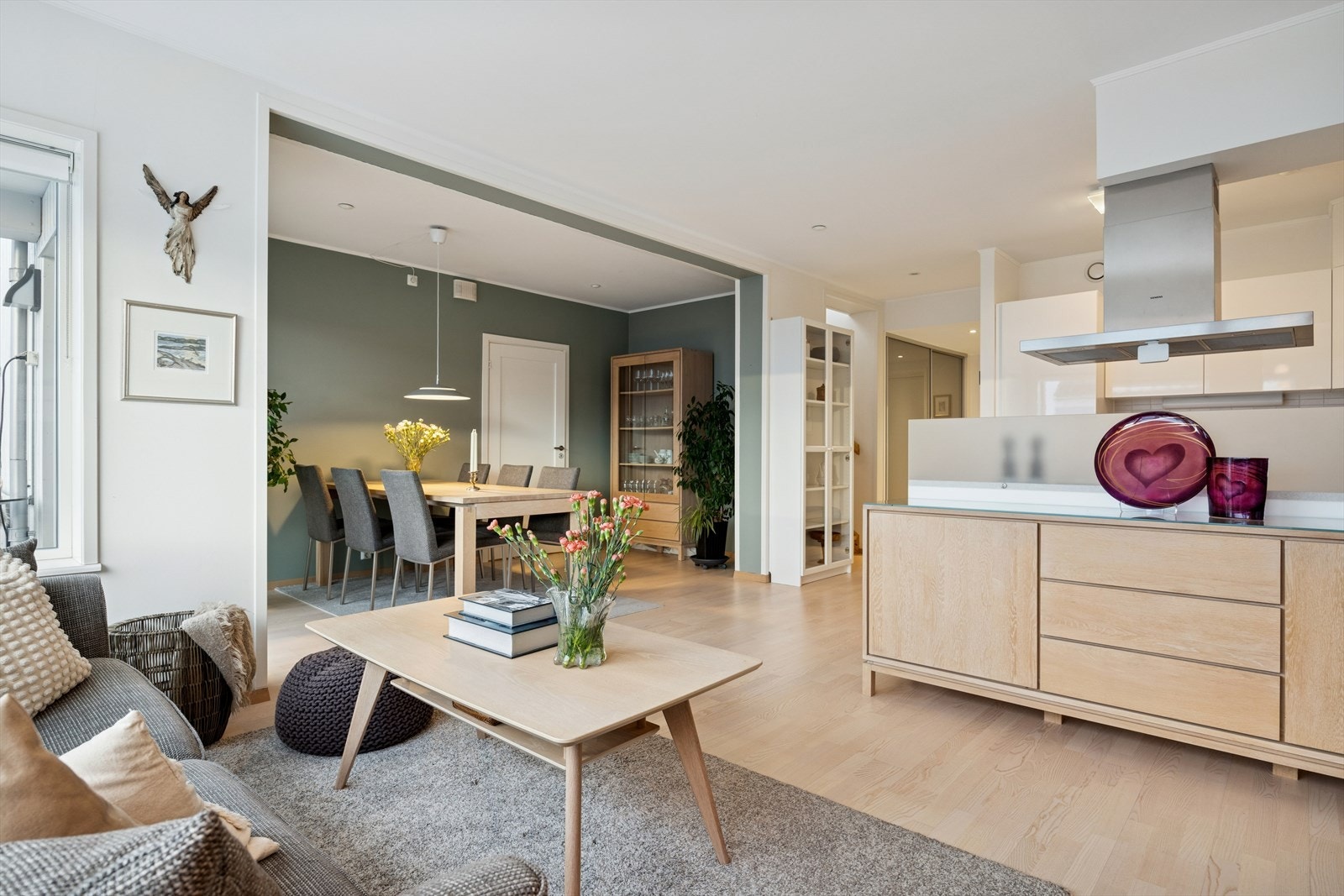 Nede igjen er det naturlig sone for spisestue og sofagruppe. Kjøkkenet er delvis adskilt, takket være halvøy. Galleribilde