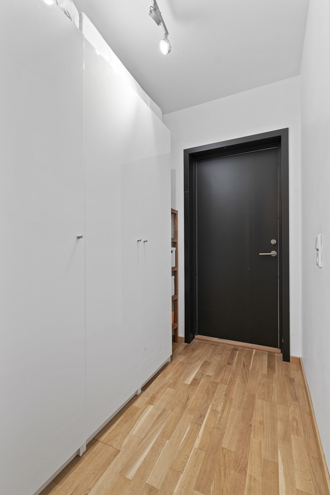 I kjelleretasjen har leiligheten en BI-inngang og rikelig med oppbevaringsplass i garderobeskap Galleribilde