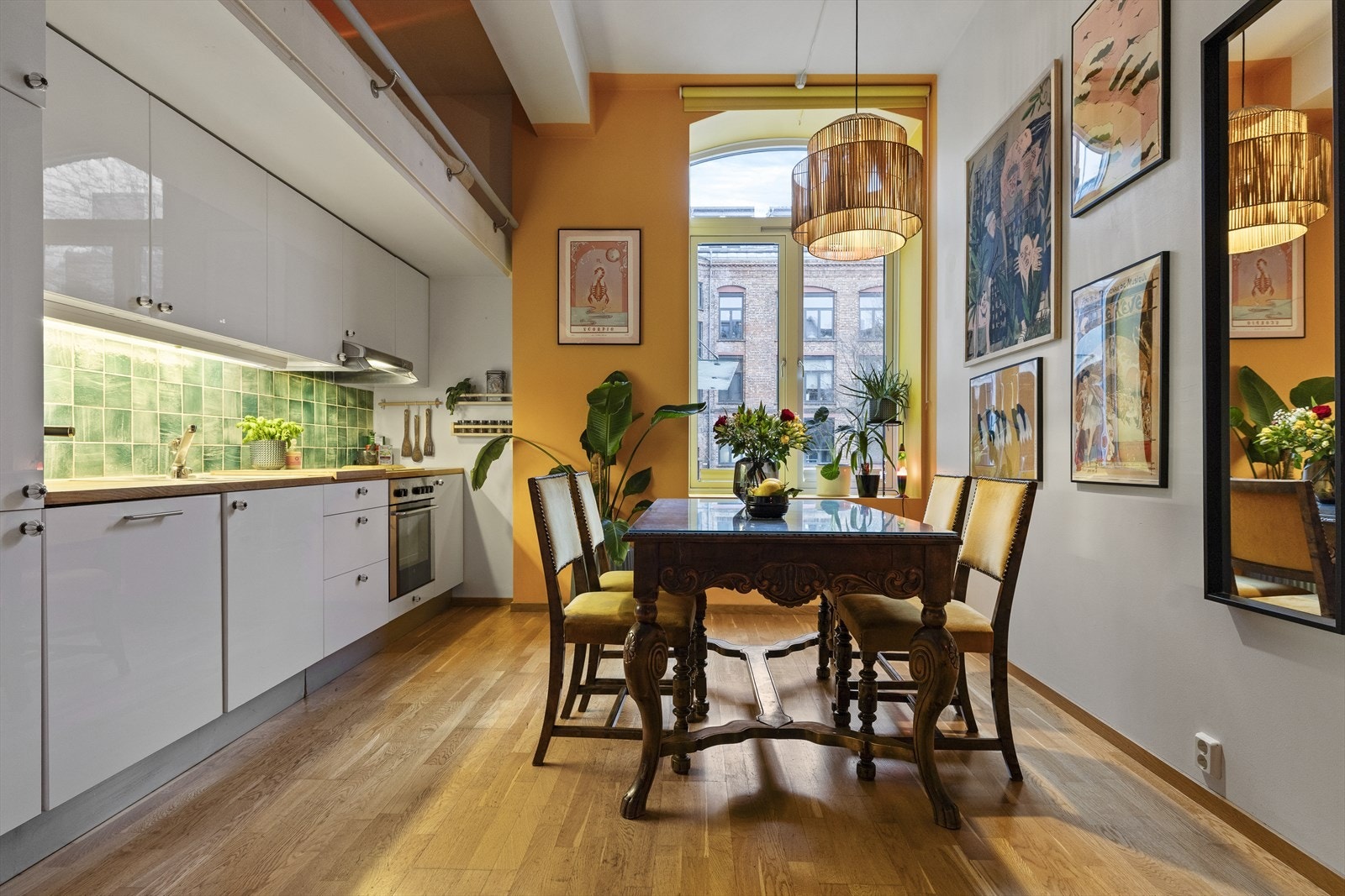 Kjøkken fra 2006 beliggende i leilighetens 1. etasje, utformet i åpen og sosial løsning med gode lysforhold fra store vindusflater Galleribilde