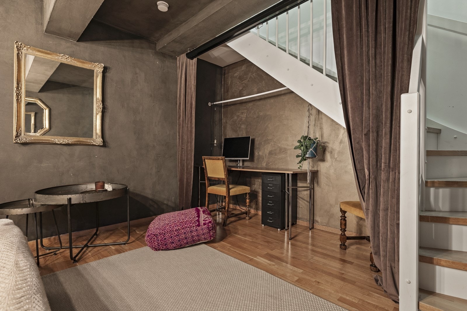 Under trappen er det laget en praktisk hjemmekontorløsning Galleribilde