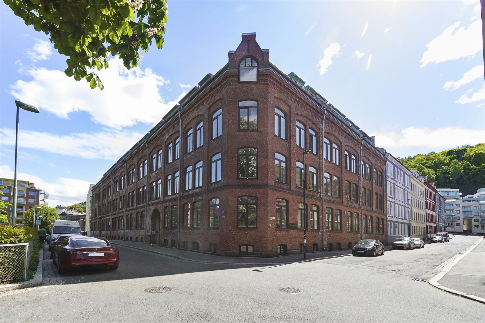 Bygningsmassen fremstår som en klassisk murgård fra slutten av 1800-tallet, oppført i en solid og tidstypisk teglkonstruksjon Galleribilde