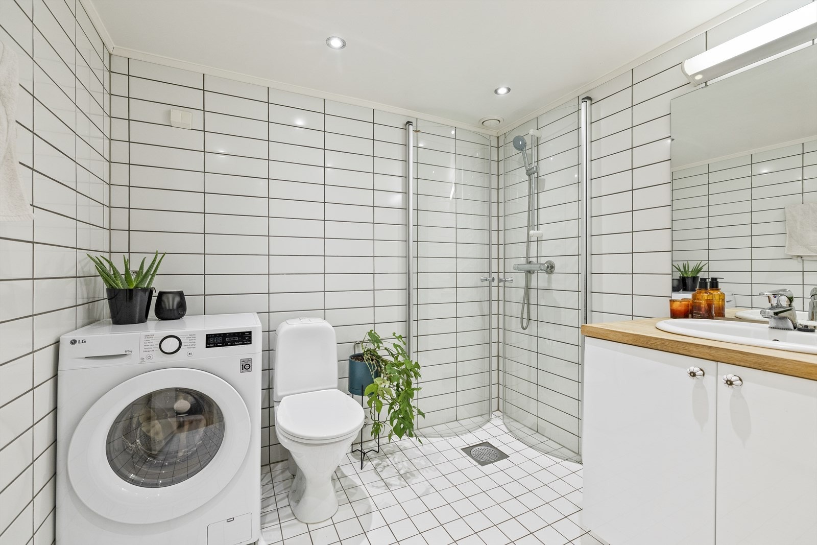 Leiligheten har et bad i direkte tilknytning til entréen i 1.etasje fra 2006. Rommet har flislagte gulv og vegger, med elektriske varmekabler i gulvet. Himlingen består av malte plater med downlights Galleribilde