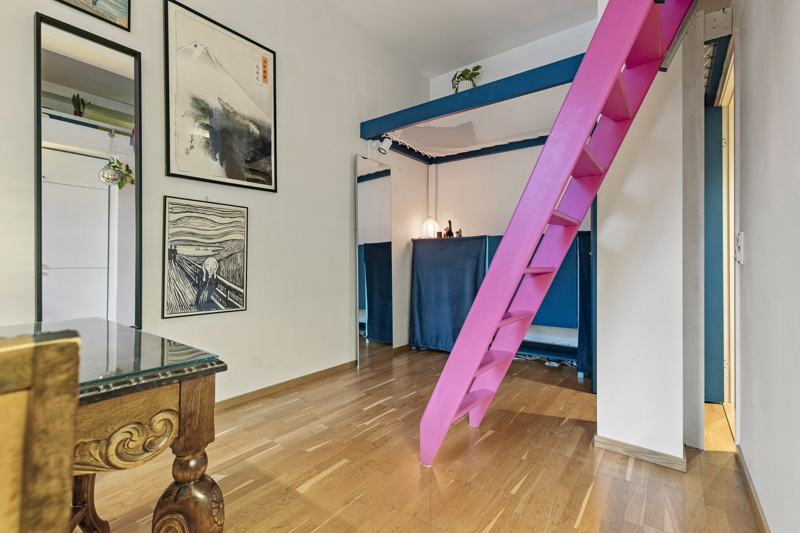 Gulv med trestav parkett og malte gipsplater på vegger Galleribilde