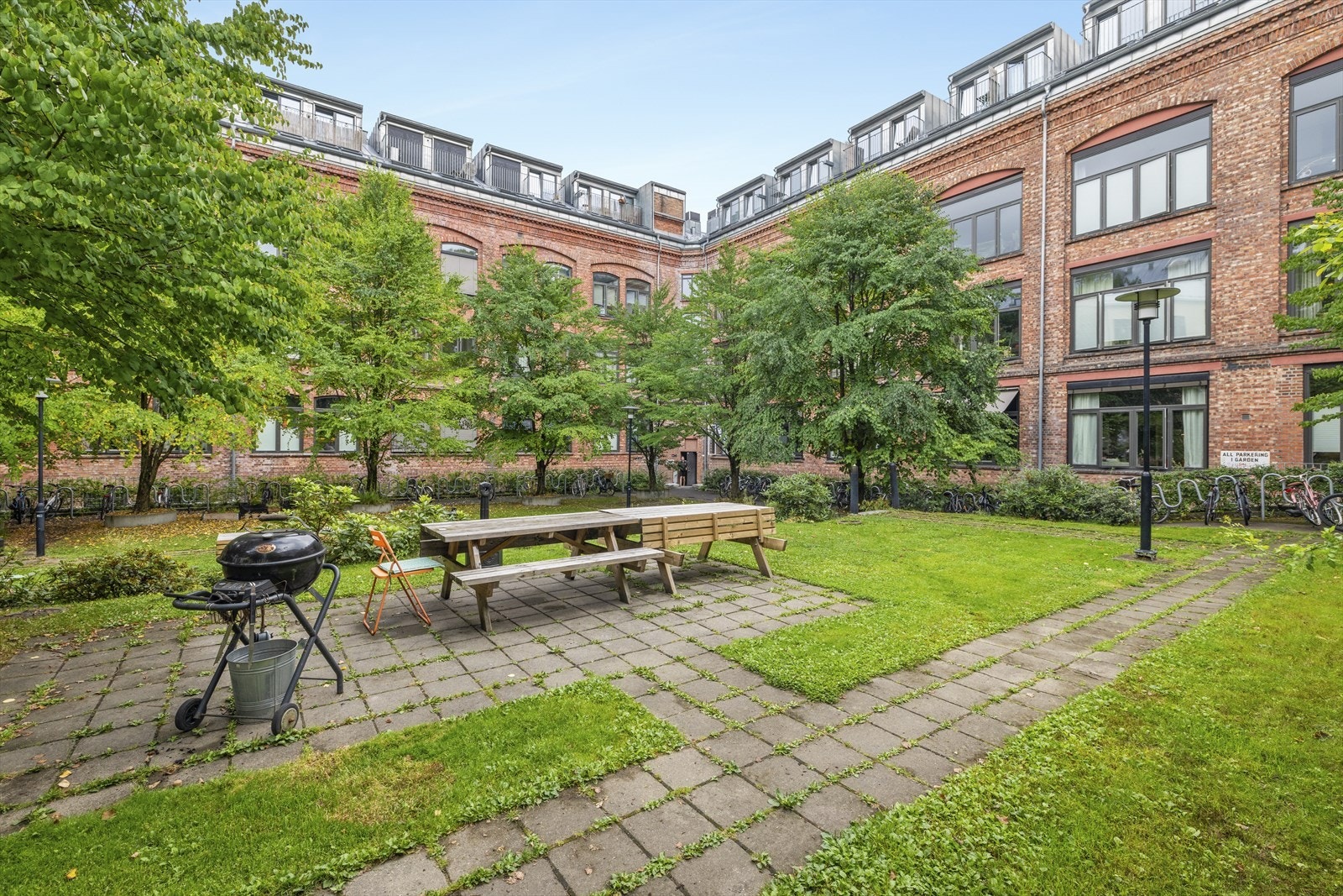 Området er beplantet med trær, busker og plenfelt som bidrar til et trivelig og skjermet bomiljø til tross for den sentrale beliggenheten. Adkomst til eiendommen skjer via offentlig vei, og det er tilrettelagt for trygg ferdsel internt på området gjennom Galleribilde