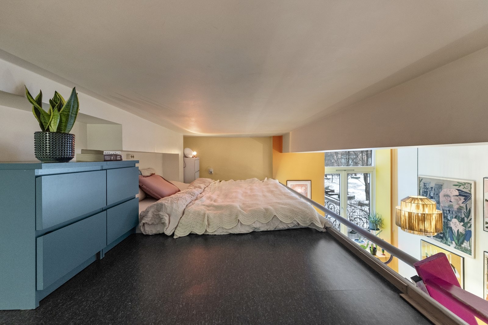 Overflatene på hemsen består av vinylbelegg på gulvet og malte gipsplater på vegger og tak Galleribilde