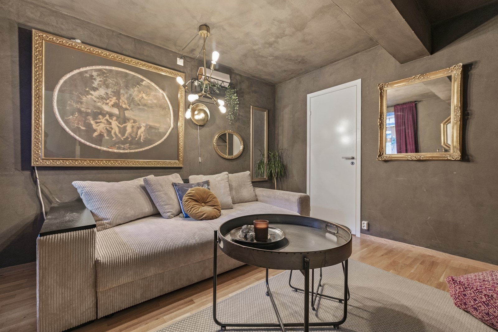 Rommet har malte gipsplater på vegg kombinert med trestavs parkett på gulv Galleribilde