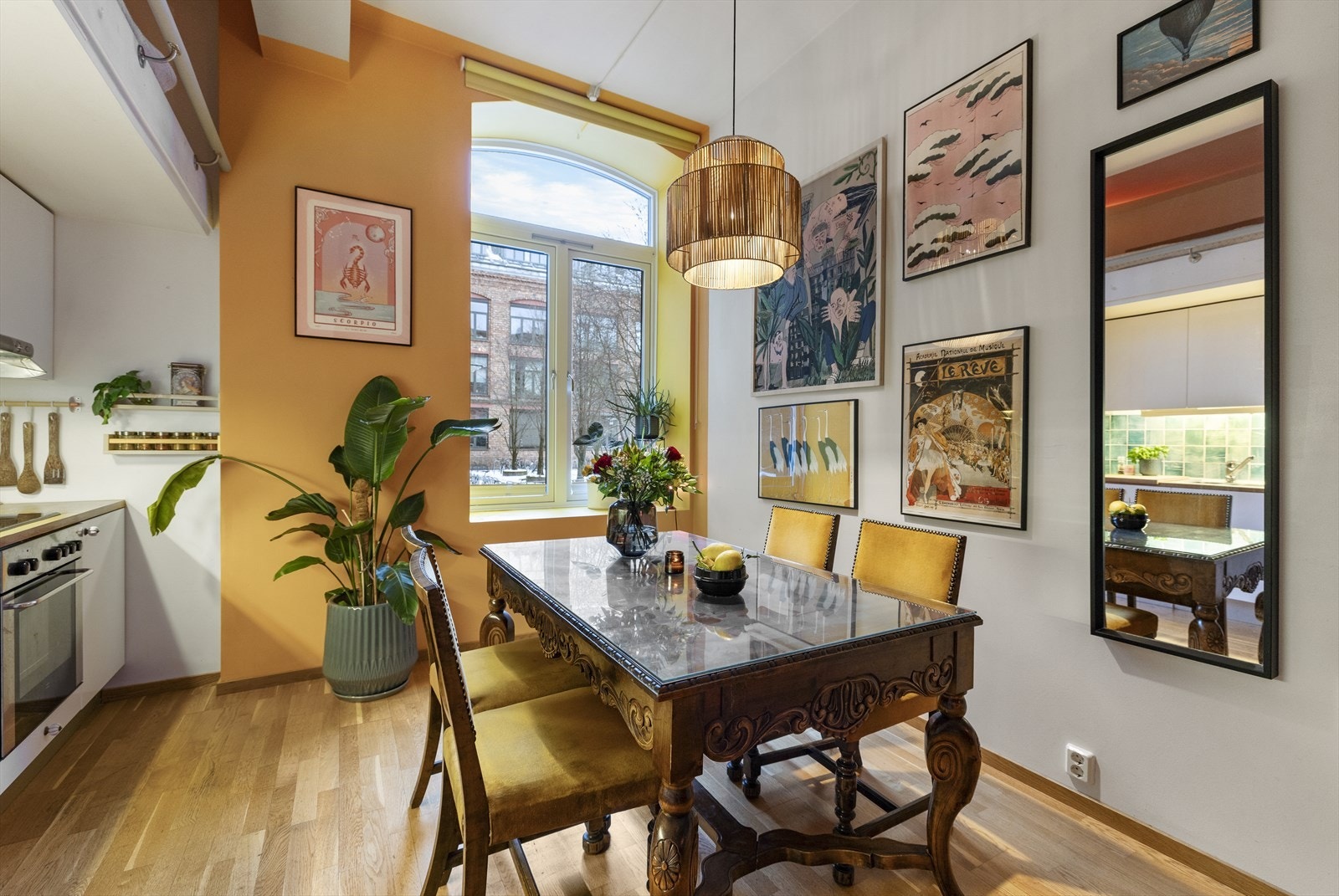 Integrerte hvitevarer bestående av platetopp, stekeovn, kjøl-/fryseskap og oppvaskmaskin under benk. Ventilator er integrert i overskap. Det er ikke montert komfyrvakt eller automatisk vannstopper med fuktføler Galleribilde