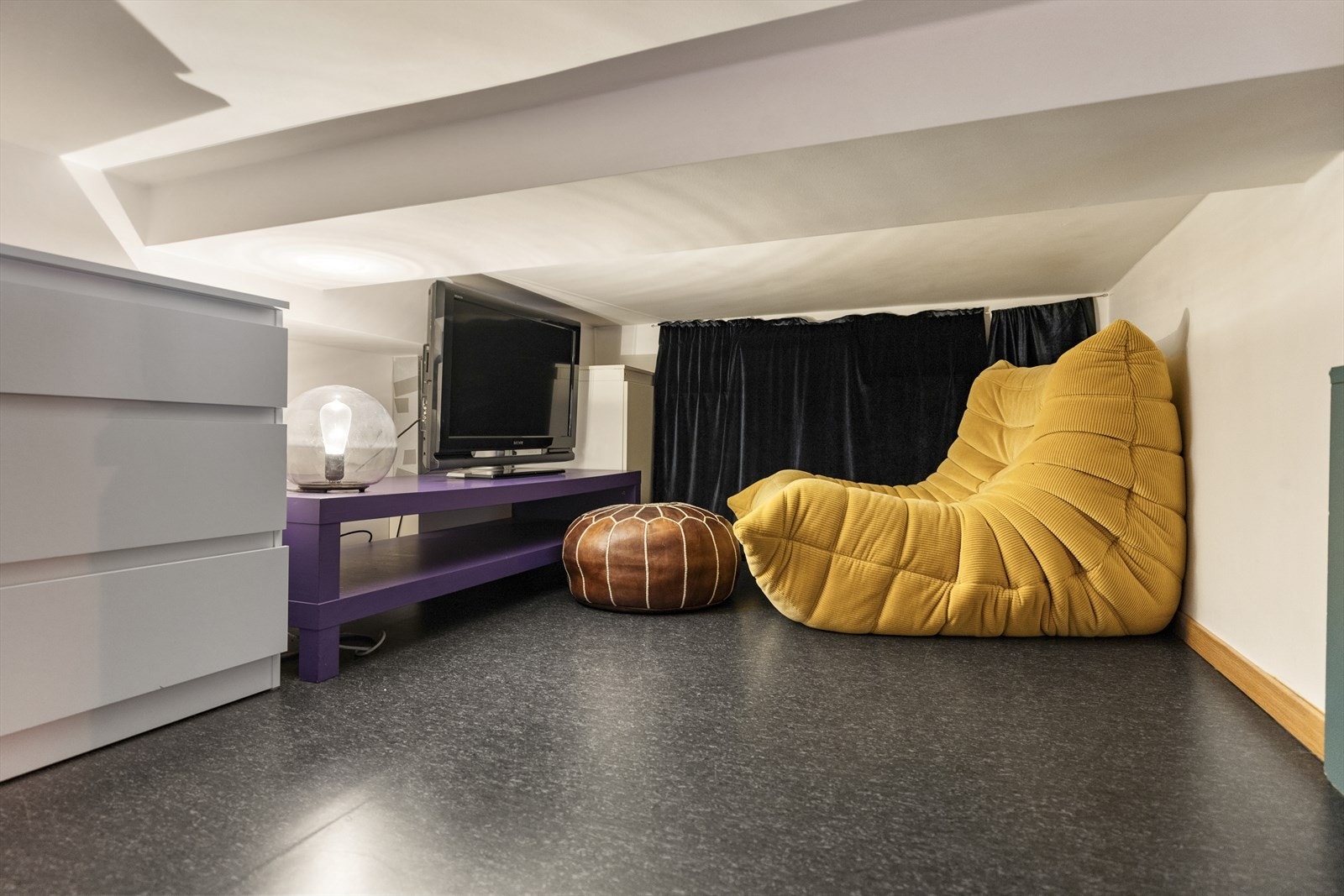 I hjørnet mot syd er det plassert en varmtvannsbereder og et fordelerskap for vannledninger Galleribilde