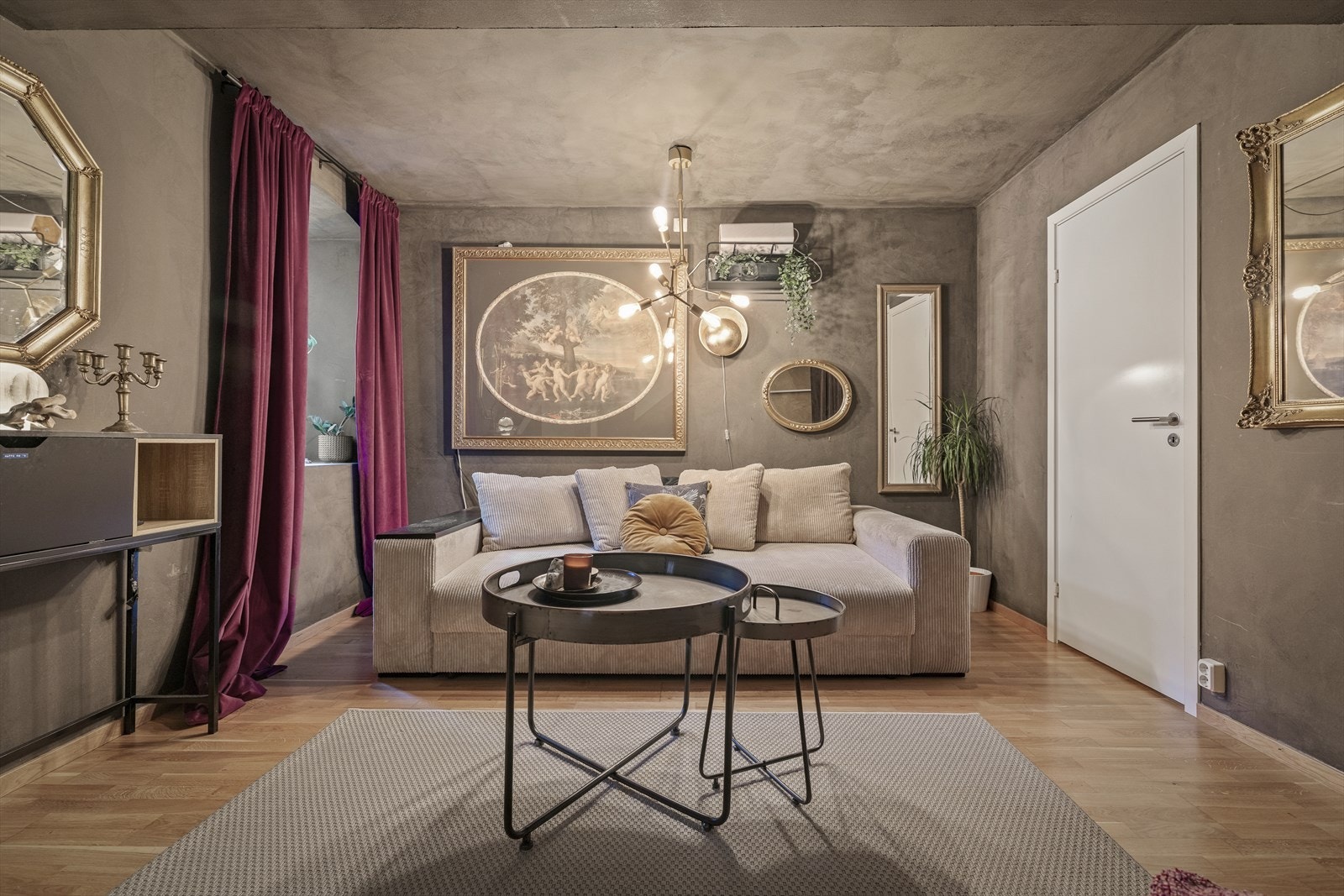 Her har du rikelig med plass til å innrede med seng og tilhørende møblement eller stor sofa med tilhørende møbler Galleribilde