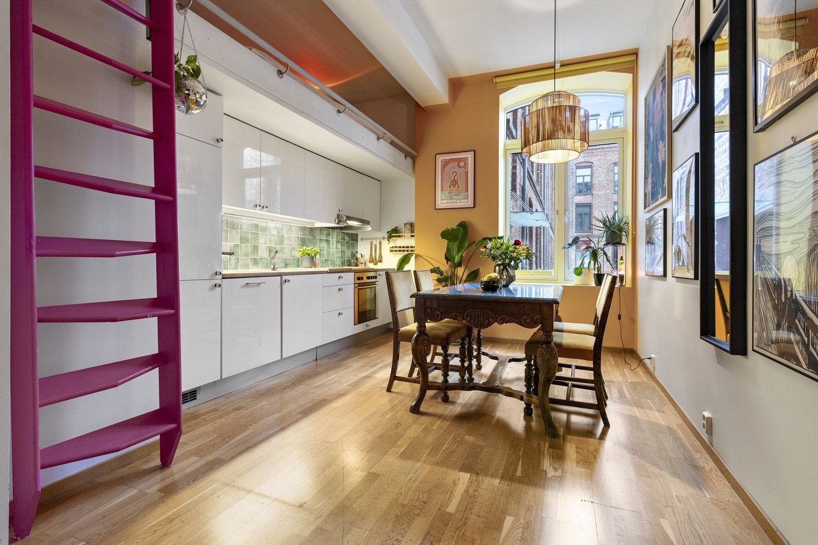 Leiligheten byr på romslig og luftig atmosfære Galleribilde