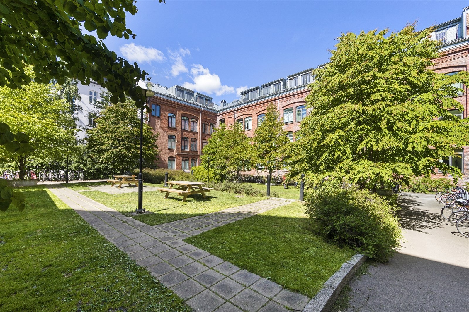 Borettslaget ligger på en etablert og pent opparbeidet tomt som fremstår som godt ivaretatt. Tomtearealene består i hovedsak av felles gårdsrom, interne gangarealer og grøntarealer som rammer inn bebyggelsen på en ryddig og funksjonell måte Galleribilde