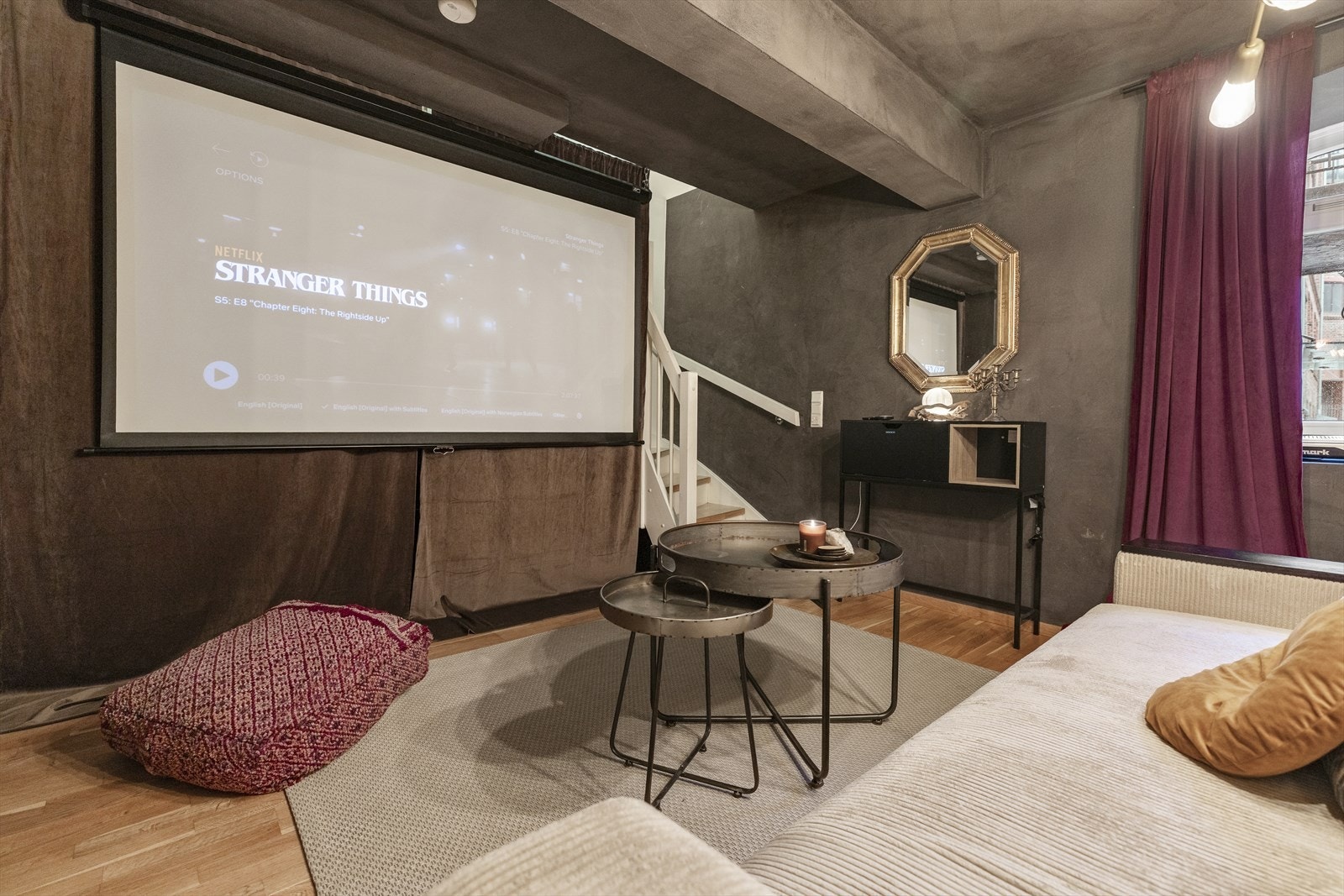 Rommet er utstyrt med prosjektor for hjemmekino Galleribilde