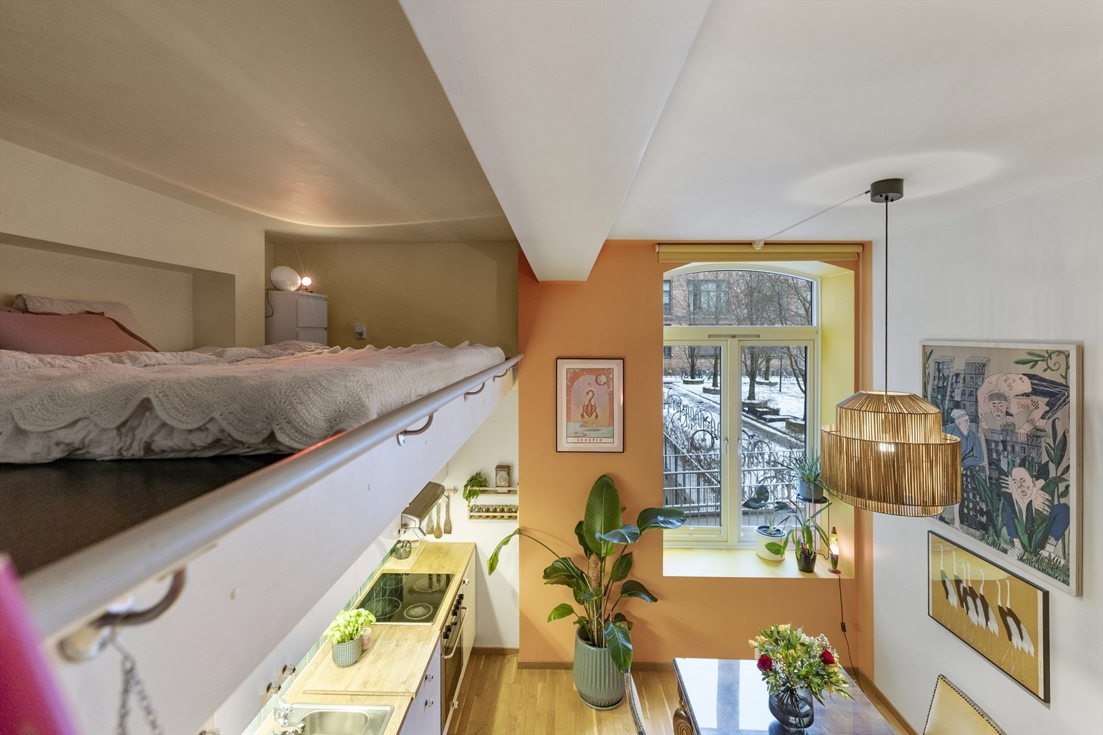 Leiligheten er utstyrt med en hems på ca. 16 kvm, med tilkomst fra kjøkkenet via en trappestige Galleribilde