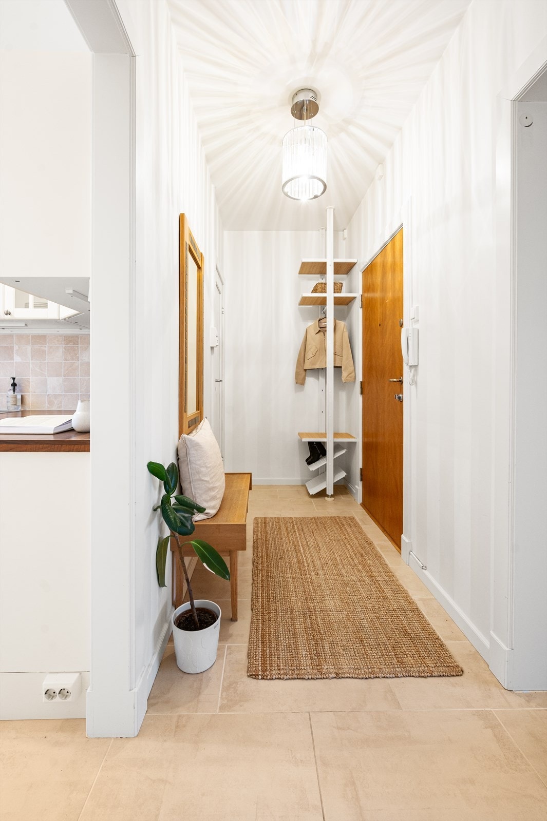 Entréen er lys, åpen og innbydende entré som gir et svært godt førsteinntrykk av leiligheten. Her er det god plass til oppbevaring av yttertøy og sko. Galleribilde