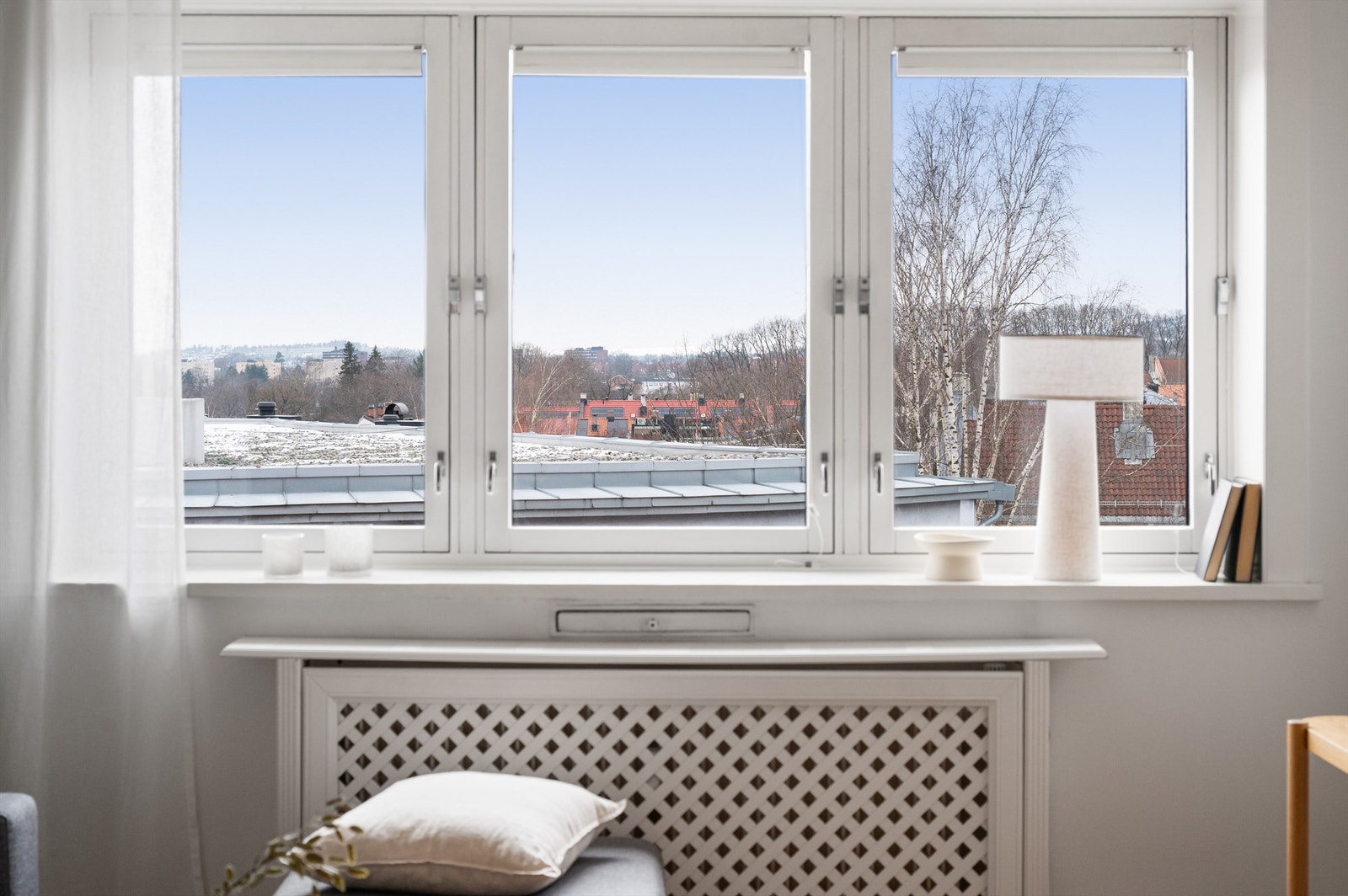 Leiligheten er gjennomgående med havgløtt og utsikt mot Holmenkollen. Mye sol. Galleribilde