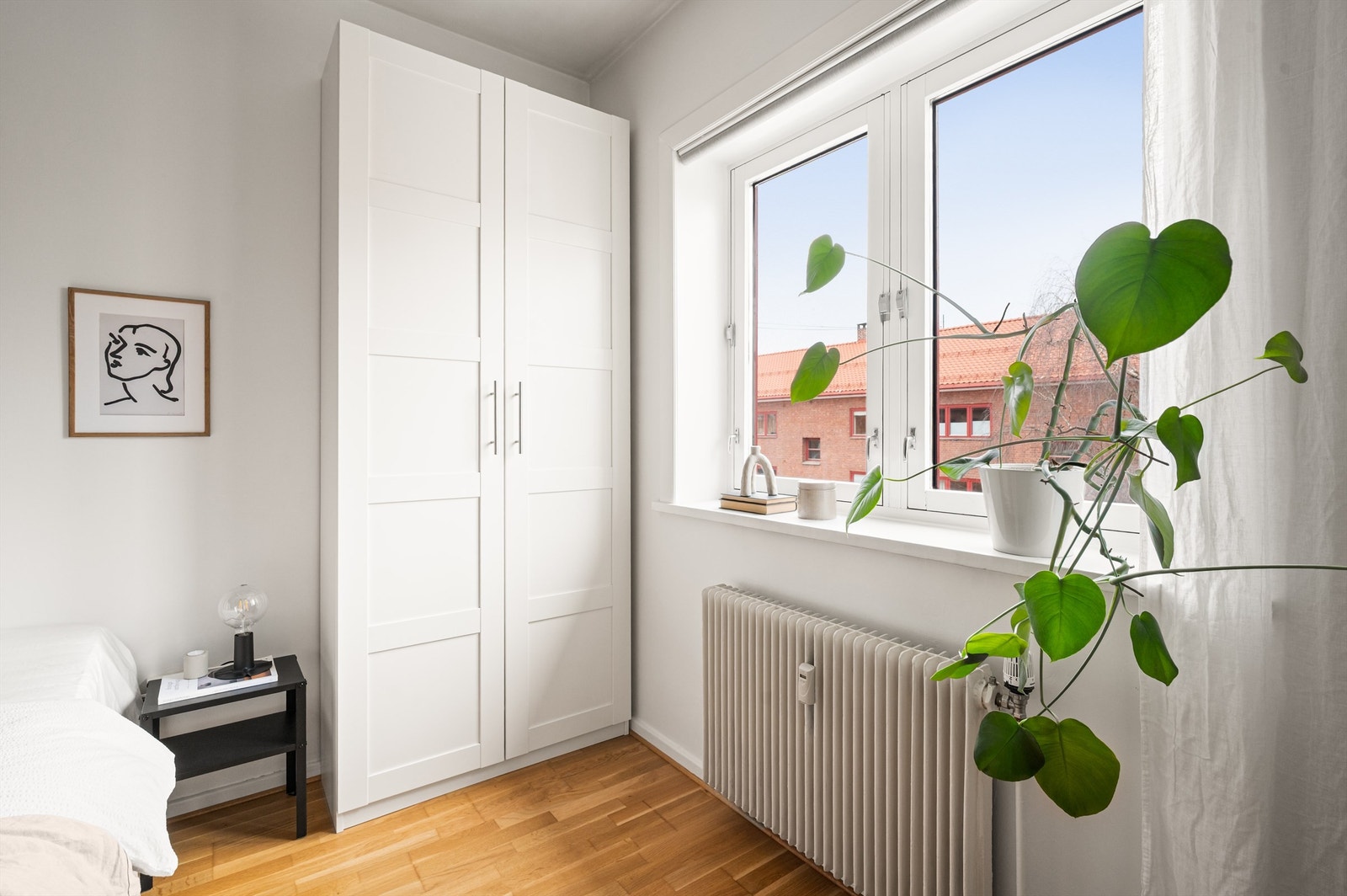 Soverommet vender ut mot rolige og frodige omgivelser, og har lite innsyn, noe som gir en privat og rolig atmosfære. Galleribilde