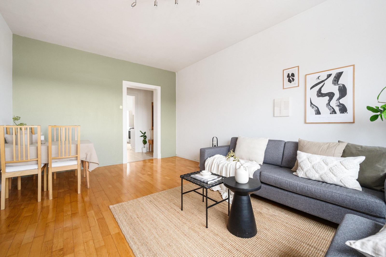 Rikelig plass til stor sofagruppe, spisesone og oppbevaring. Galleribilde