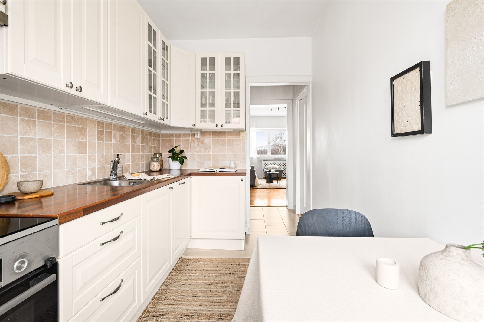 Vegger og himling er utført i malte flater. Kjøkkeninnredningen består av profilerte fronter og benkeplate i laminat, med nedfelt oppvaskkum i rustfritt stål og ettgreps armatur. Galleribilde