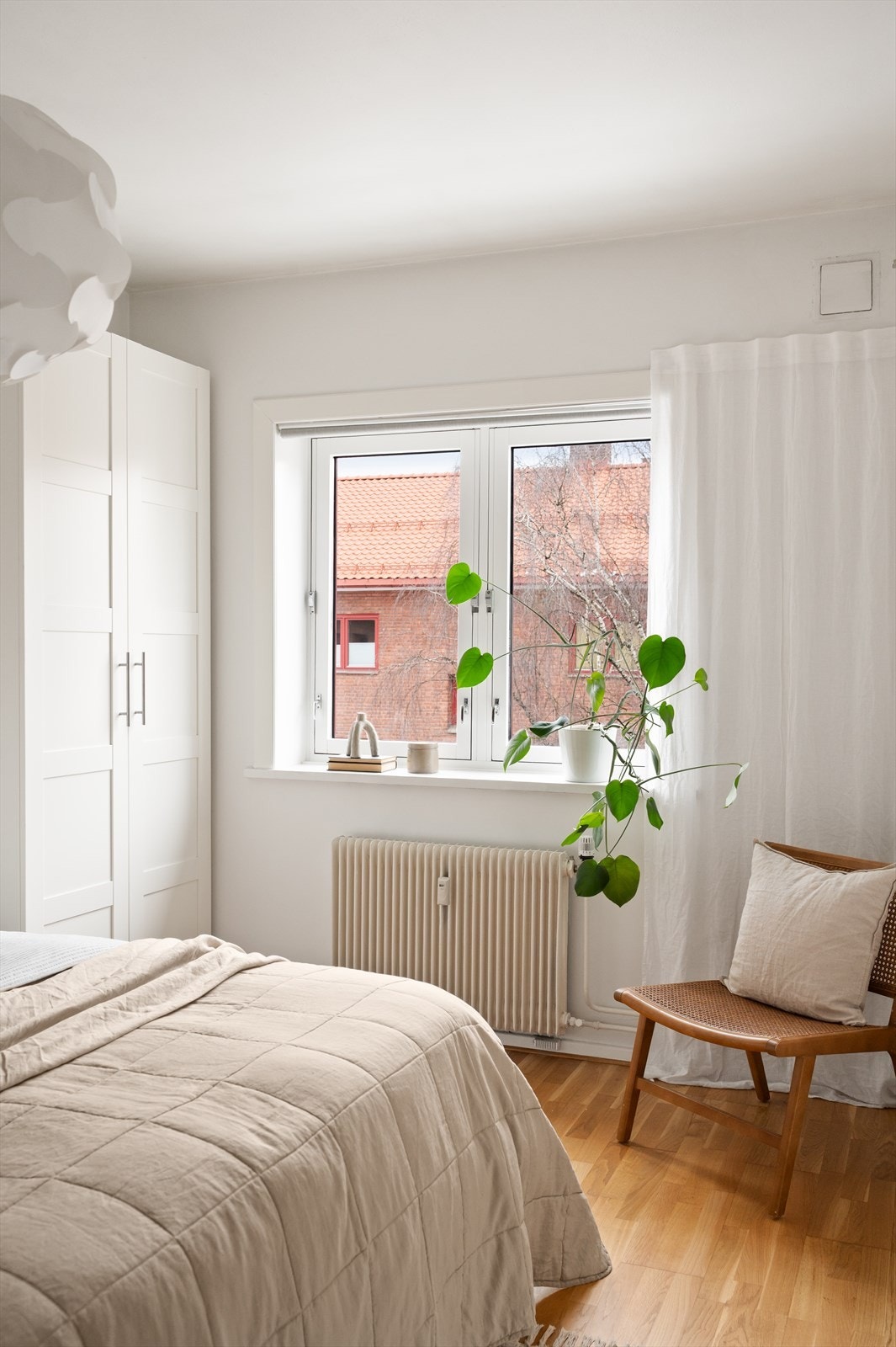 Det er dype vinduskarmer i hele leiligheten, perfekt for dekor/oppbevaring. Galleribilde
