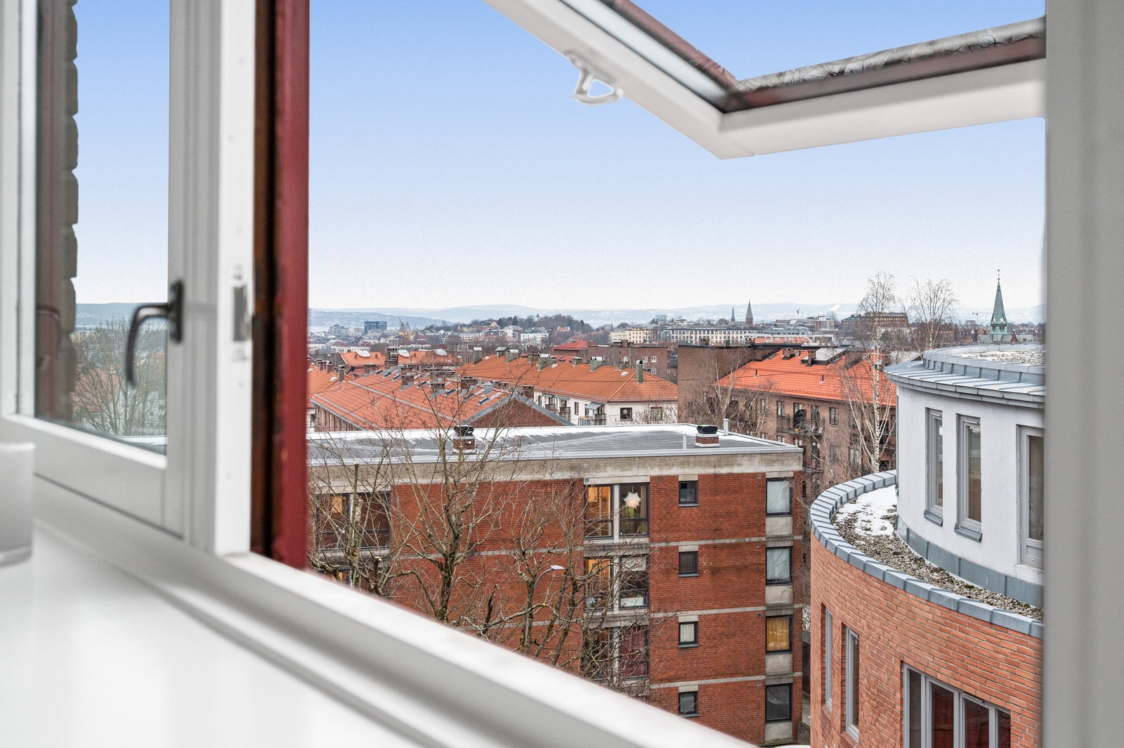 Med en plassering i byggets 5. etasje, ligger leiligheten høyt og usjenert. Galleribilde
