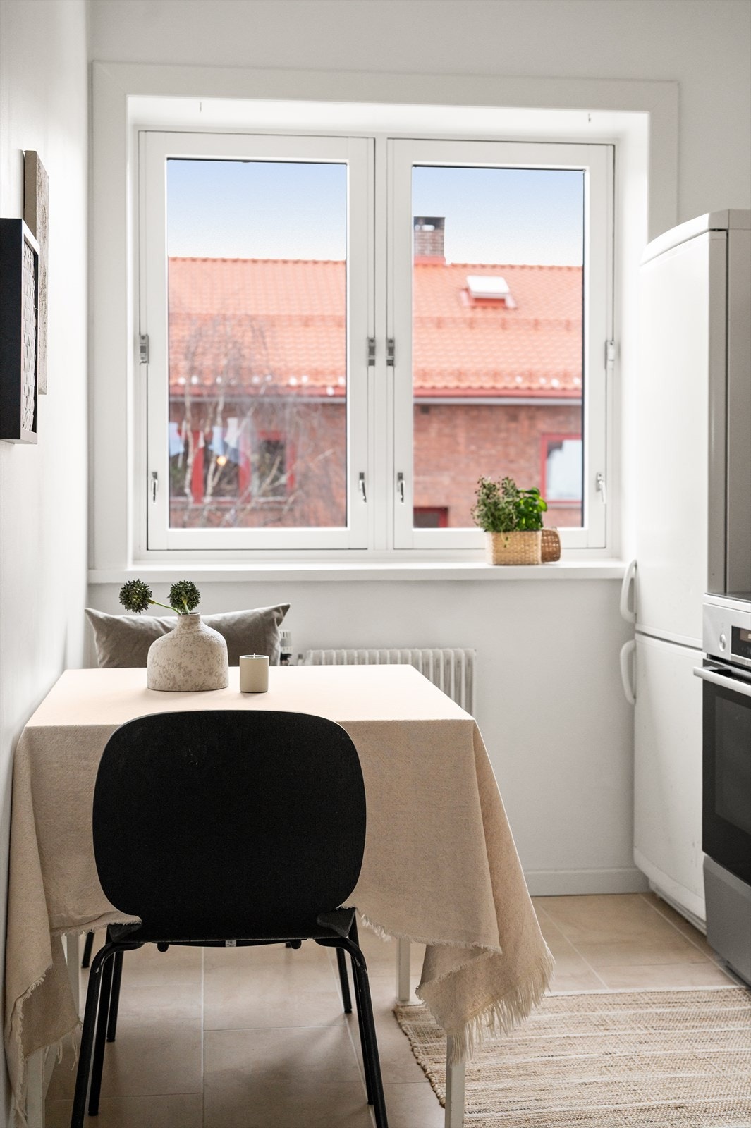 På kjøkkenet er det også plass til å etablere en ytterligere spisesone, perfekt for å nyte morgenskaffen! Galleribilde