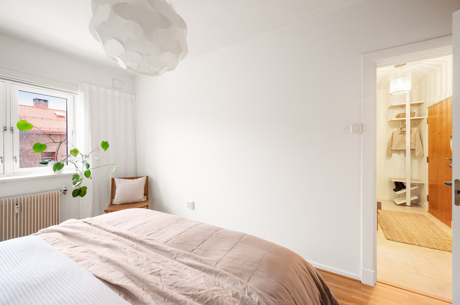 Rommet har god plass til dobbeltseng med tilhørende nattbord og øvrig møblement, samt svært god skapplass. Galleribilde