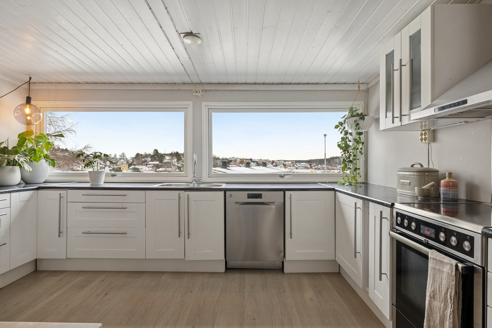 Store vindusflater over kjøkkenbenken sørger for godt lys til matlaging. Galleribilde