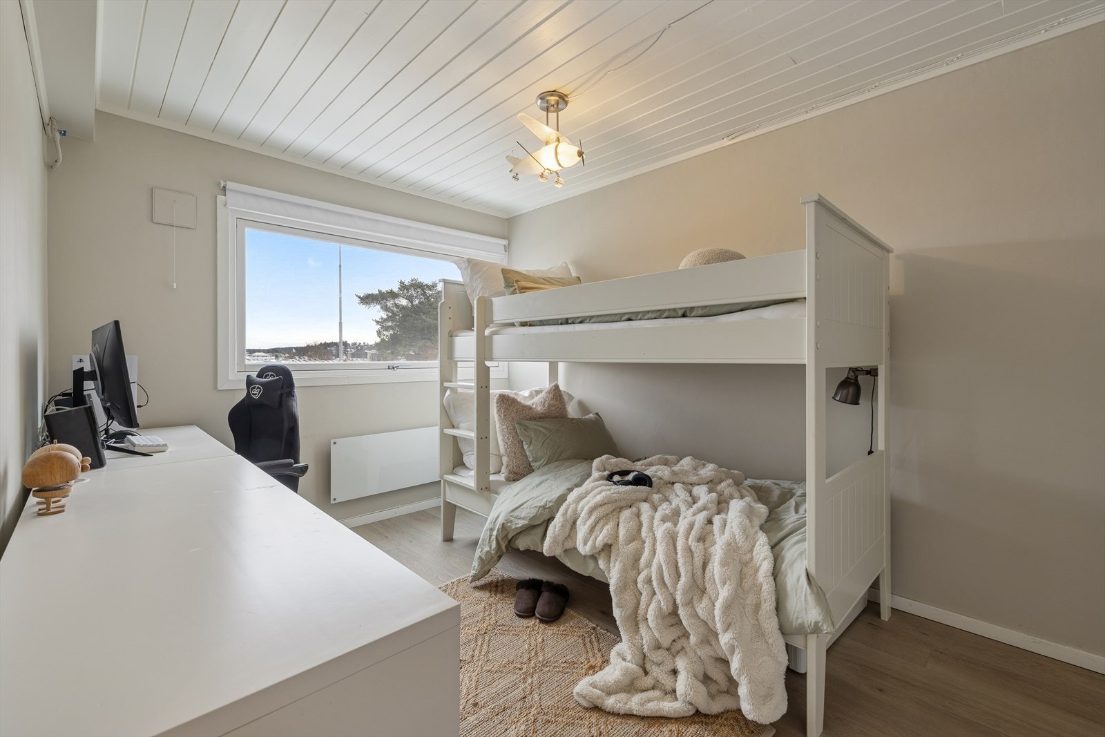 Videre er boligen innredet med to gode soverom, begge beliggende i underetasjen. Galleribilde