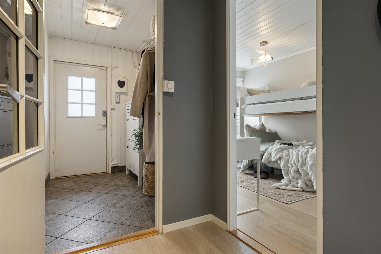 Rekkehuset måler 90 kvm (internt bruksareal) og strekker seg over to plan. Galleribilde