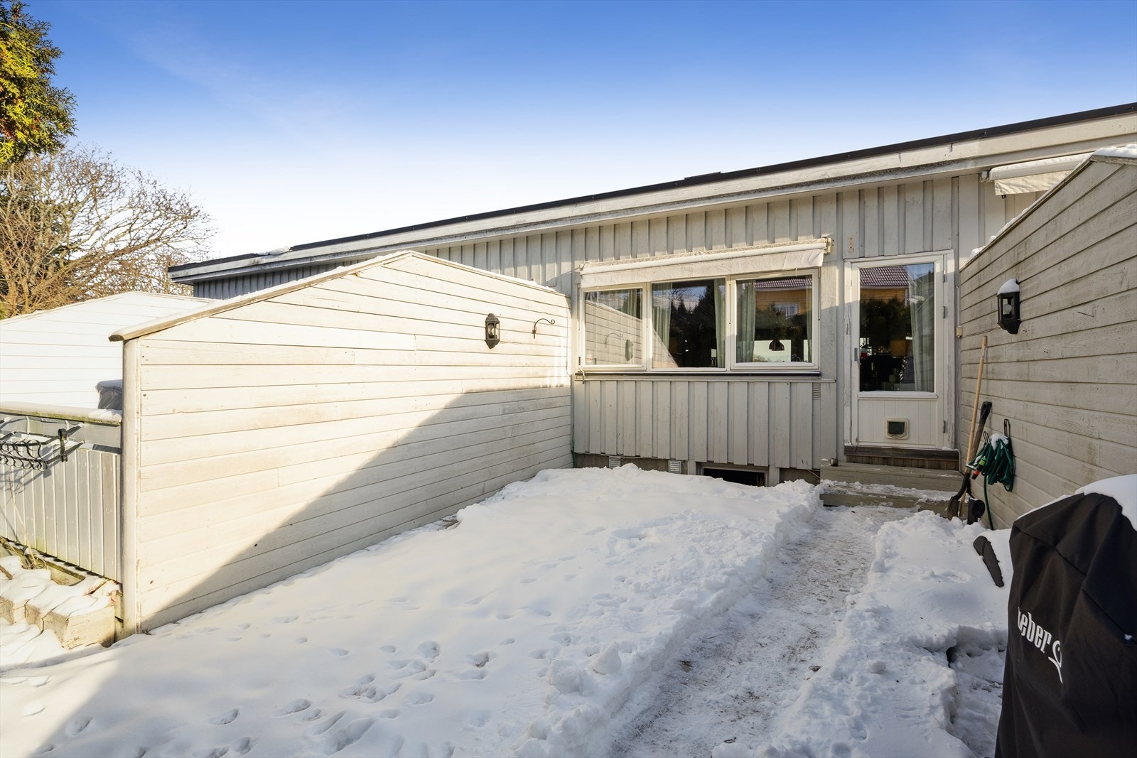 Uteplassen utenfor stuen. God plass til møblement. Galleribilde