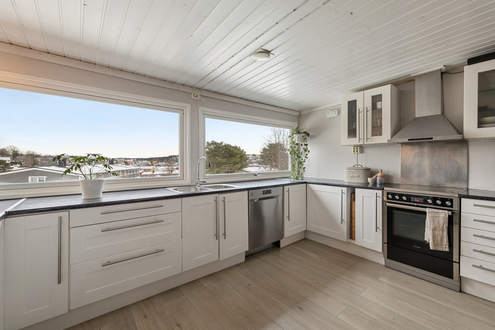 Kjøkkenet er innredet i en praktisk form og har godt med skap- og benkeplass. Galleribilde