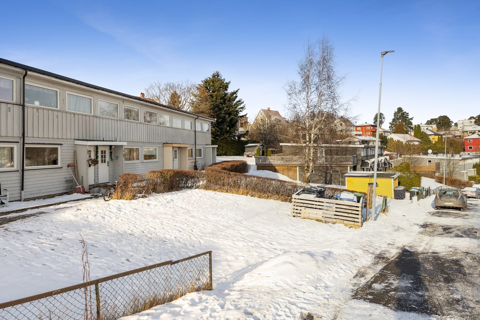 Det er gateparkering like utenfor boligen. Galleribilde