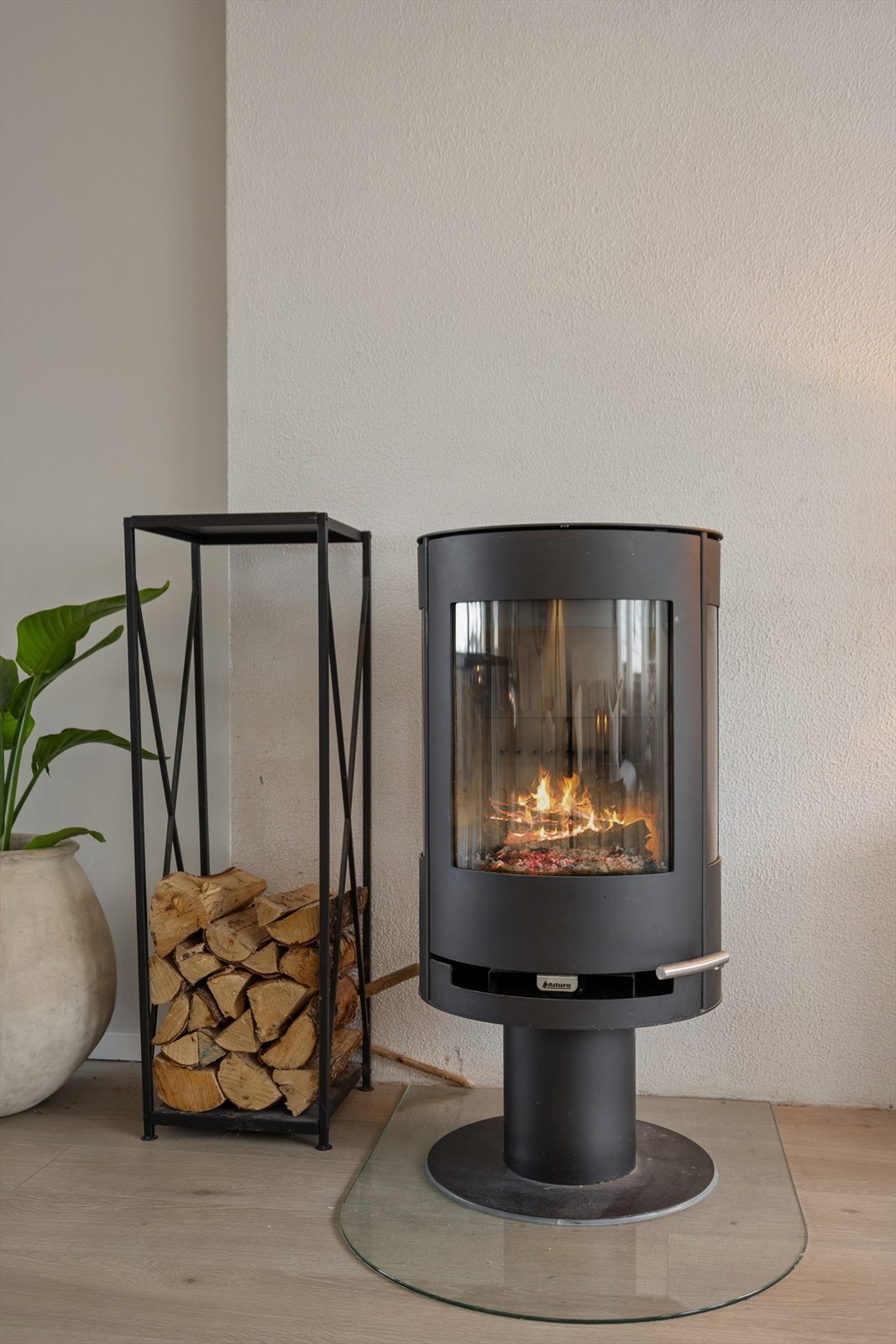 Det er montert peisovn for varme og hygge på kalde dager. Galleribilde