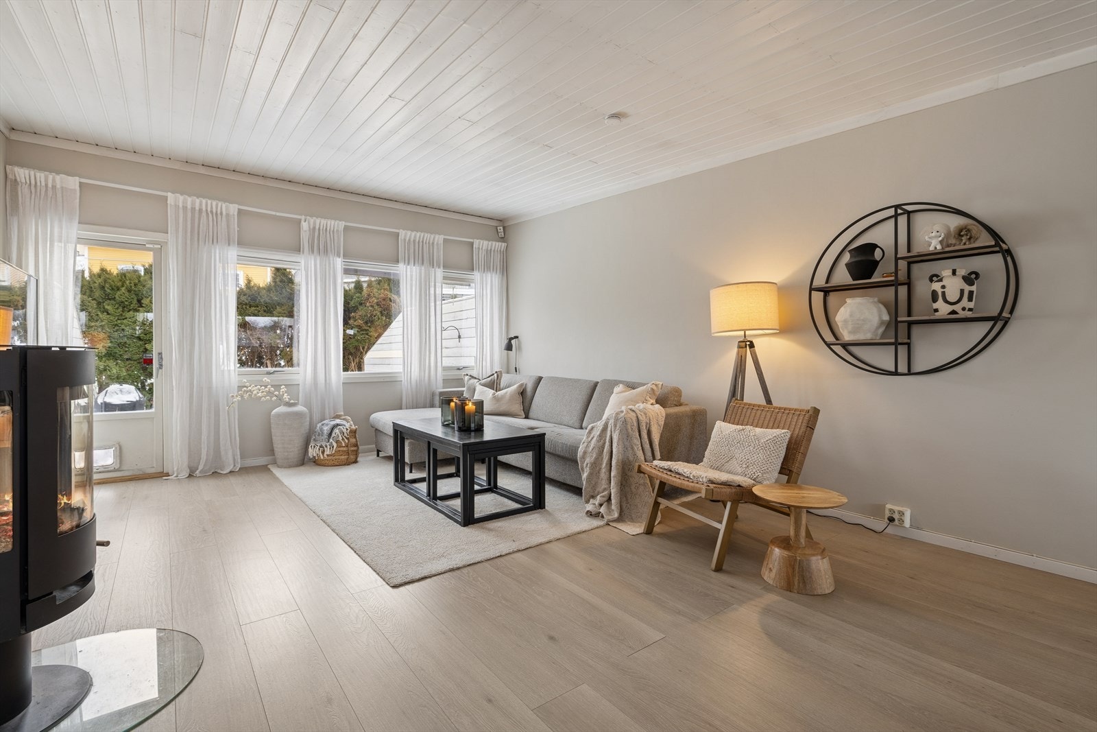 Fra stuen er det utgang til en solrik terrasse som fungerer som en forlengelse av stuen på varme sommerdager. Galleribilde