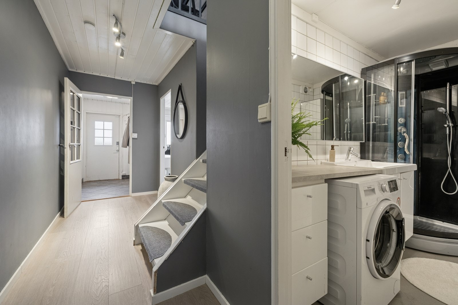 Badet er innredet med en servantseksjon, dusjkabinett og har opplegg for vaskemaskin. Galleribilde