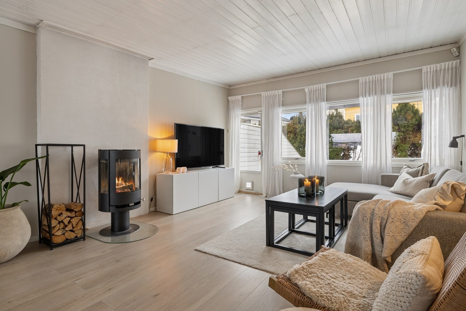 Rommet er gjennomgående med flere store vindusflater som slipper inn mye naturlig lys og skaper en god atmosfære i rommet. Galleribilde