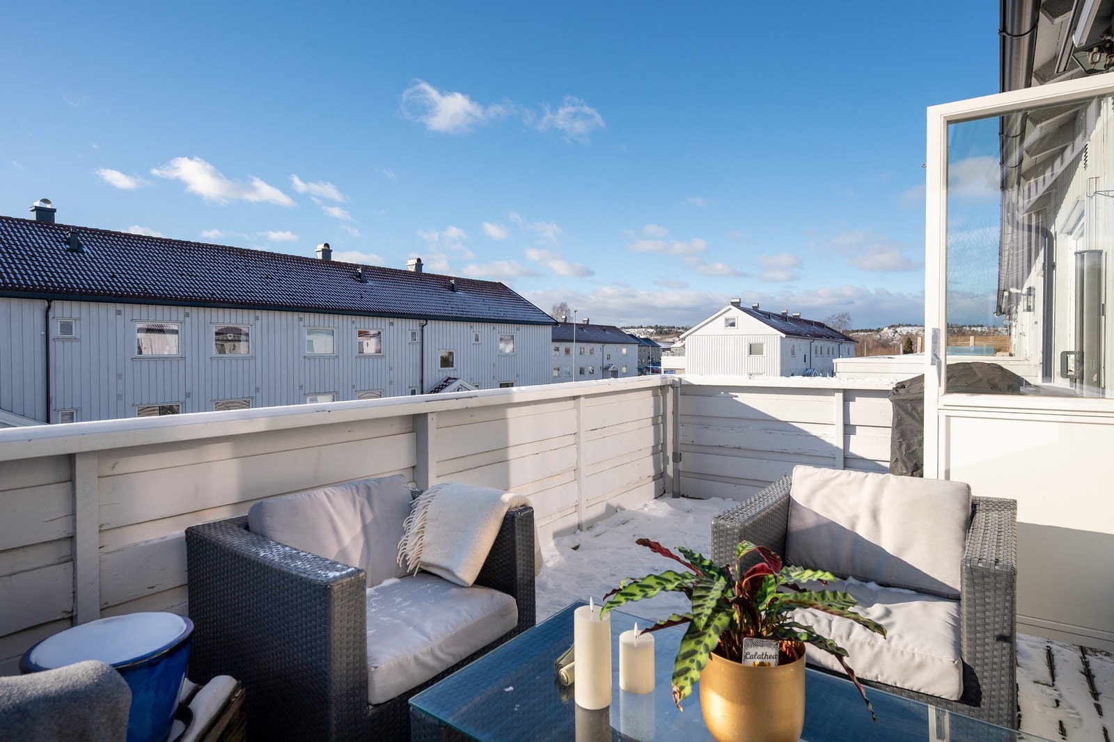 Fra stuen er det utgang til en luftig balkong med god plass til utemøbler og blomster. Galleribilde