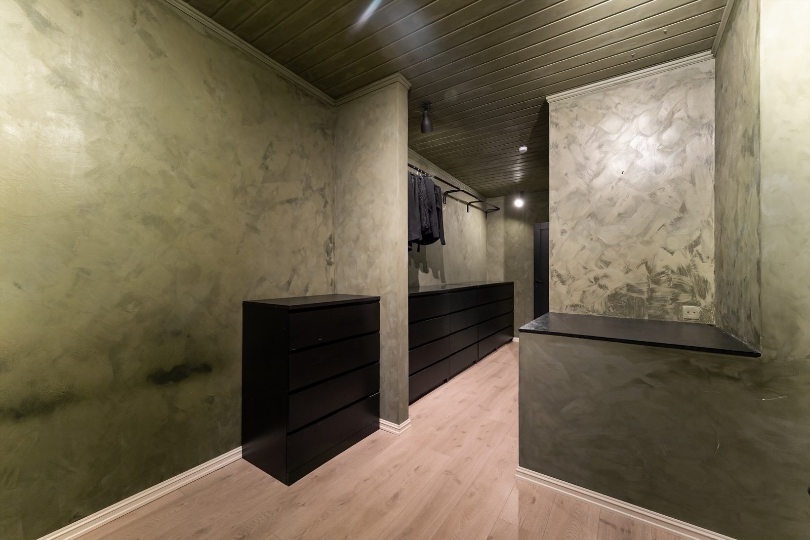 Ved soverommet er det etablert garderobeområde med plass til kommode og oppheng. Galleribilde