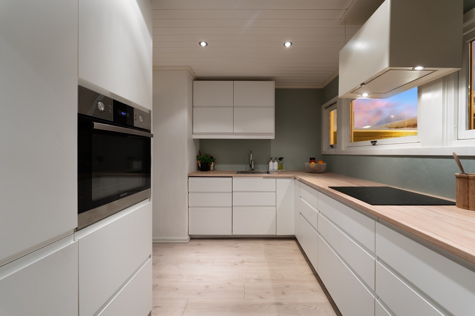 Et godt utnyttet kjøkken med mye skapplass og stor benkeflate. Galleribilde