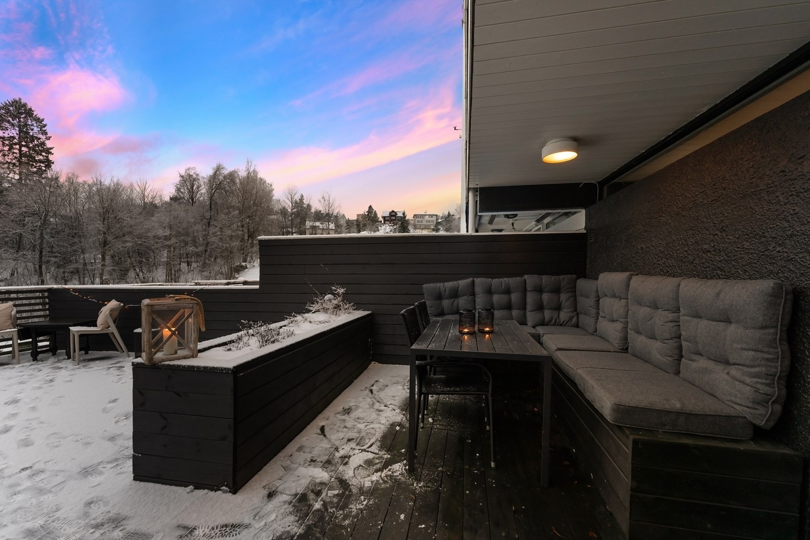 Et flott enderekkehus over 3 plan, med usjenert terrasse, carport og utebod. Galleribilde