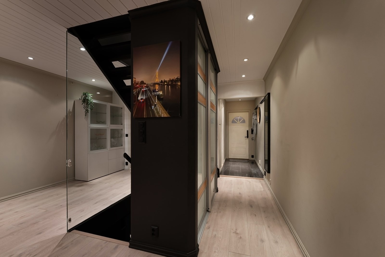 Gangen mellom stue og entré er innredet med skyvedørsgarderobe. Galleribilde