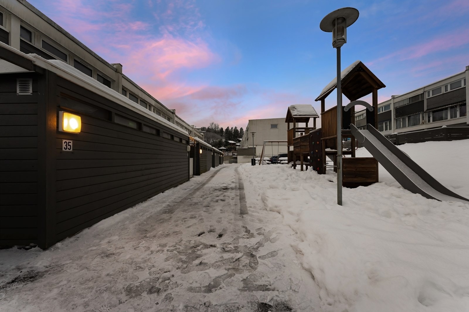 Sameiet har barnevennlige fellesområder med lekeplass og åpne områder. Galleribilde