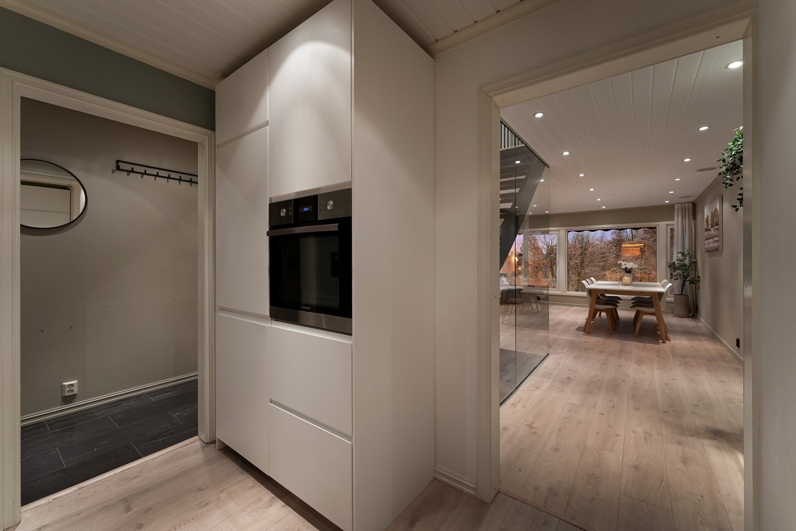 Kjøkkenet har helintegrerte hvitevarer som medfølger. Galleribilde