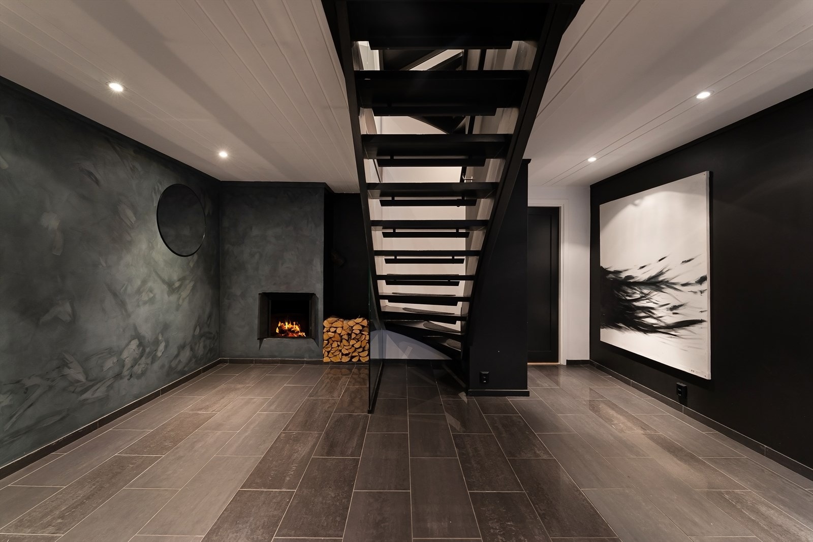 I underetasjen er det innredet rom benyttet som stue, med peis og utgang til terrassen. Ikke godkjent for varig opphold. Galleribilde