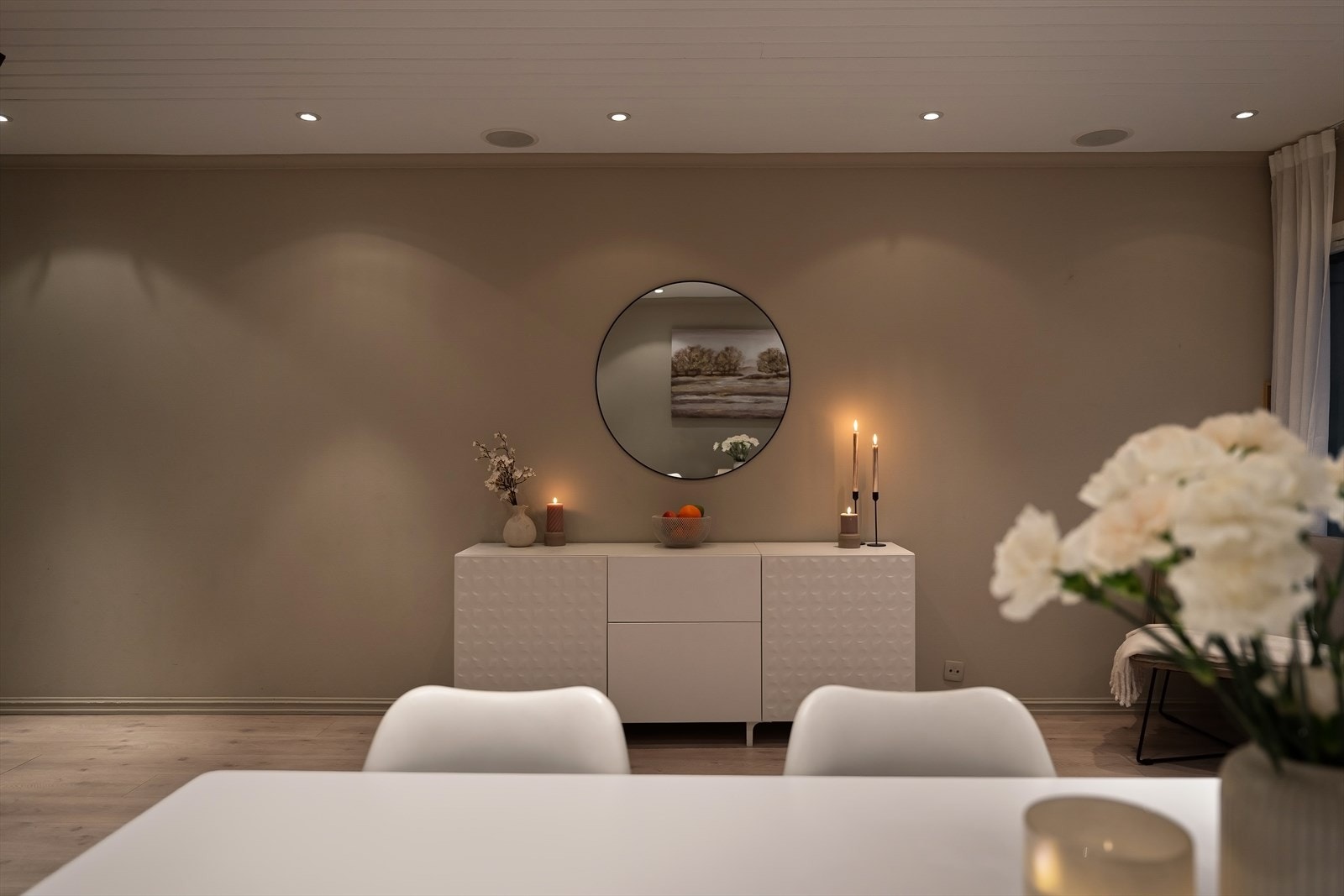 Boligen er betydelig oppgradert i senere år og har lyst gulv, vegger malt i duse farger, og utstrakt bruk av downlights. Galleribilde