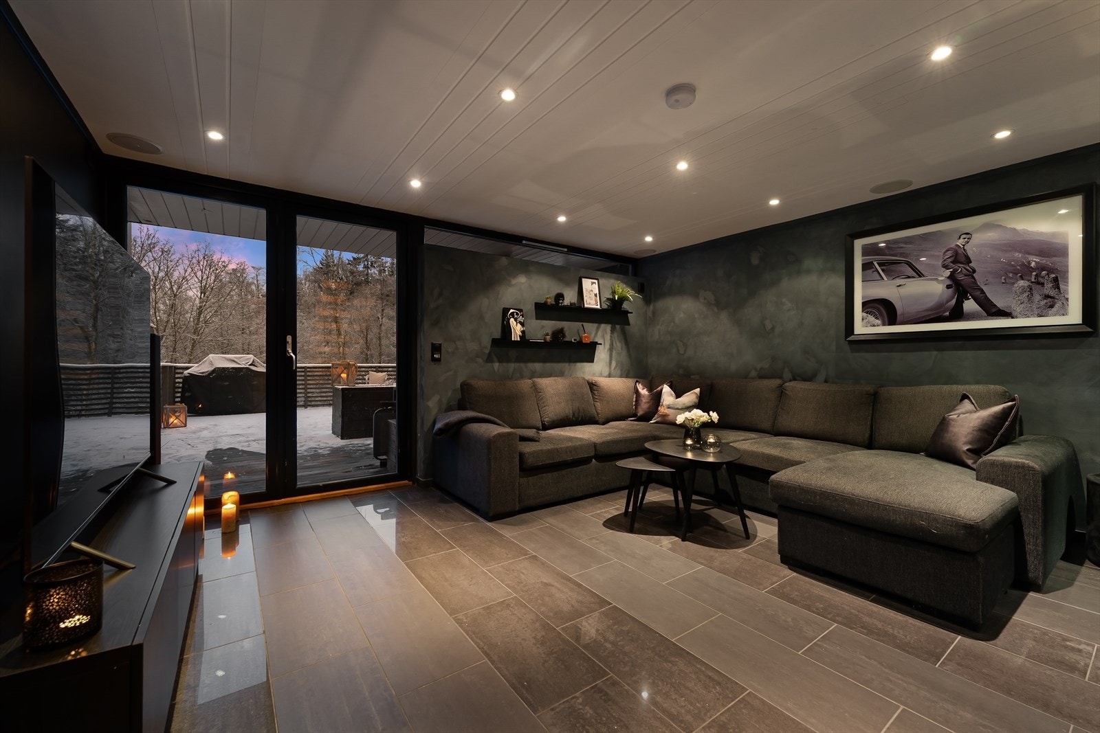 Stort og fint rom med mange bruksmuligheter. Innredet rom er ikke omsøkt eller godkjent for varig opphold. Galleribilde