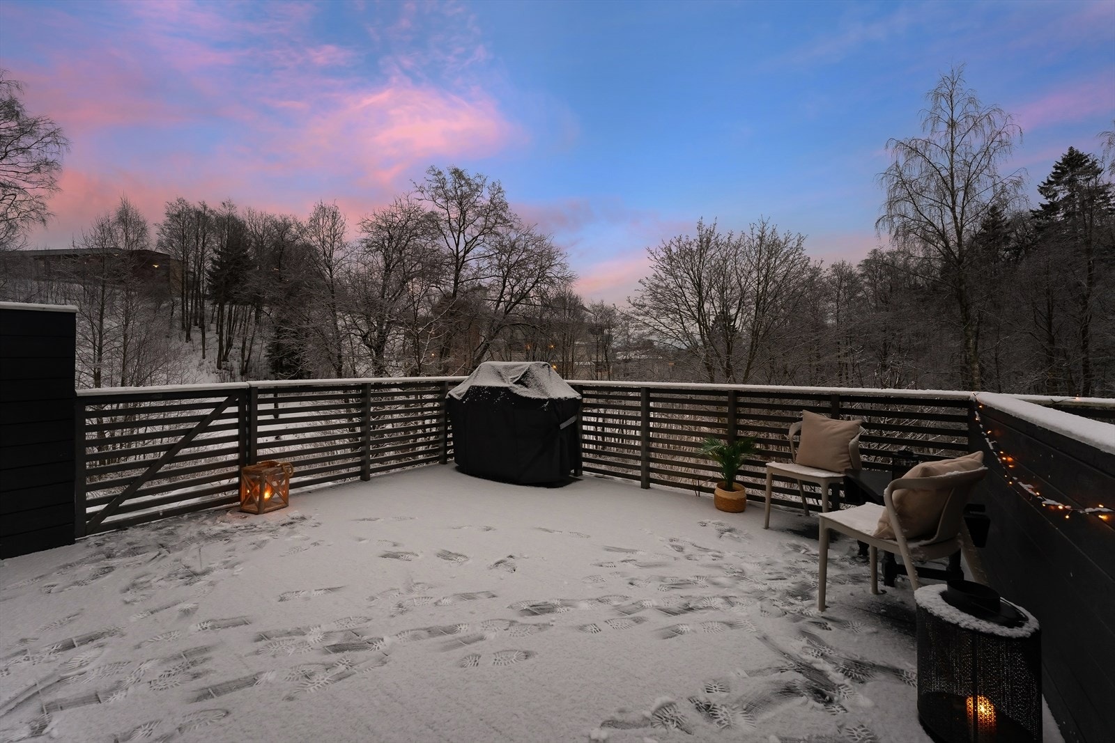 Terrassen måler ca. 36 kvm, og er vendt mot syd og friområde. Galleribilde