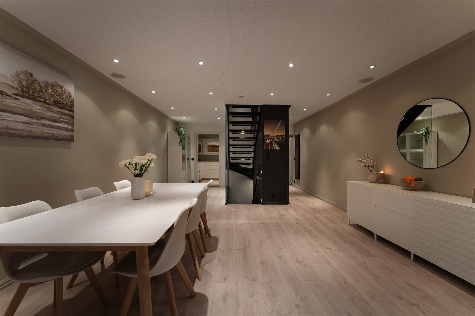 Fint oppholdsrom med plass til spisebord, sofagruppe og tv. Galleribilde