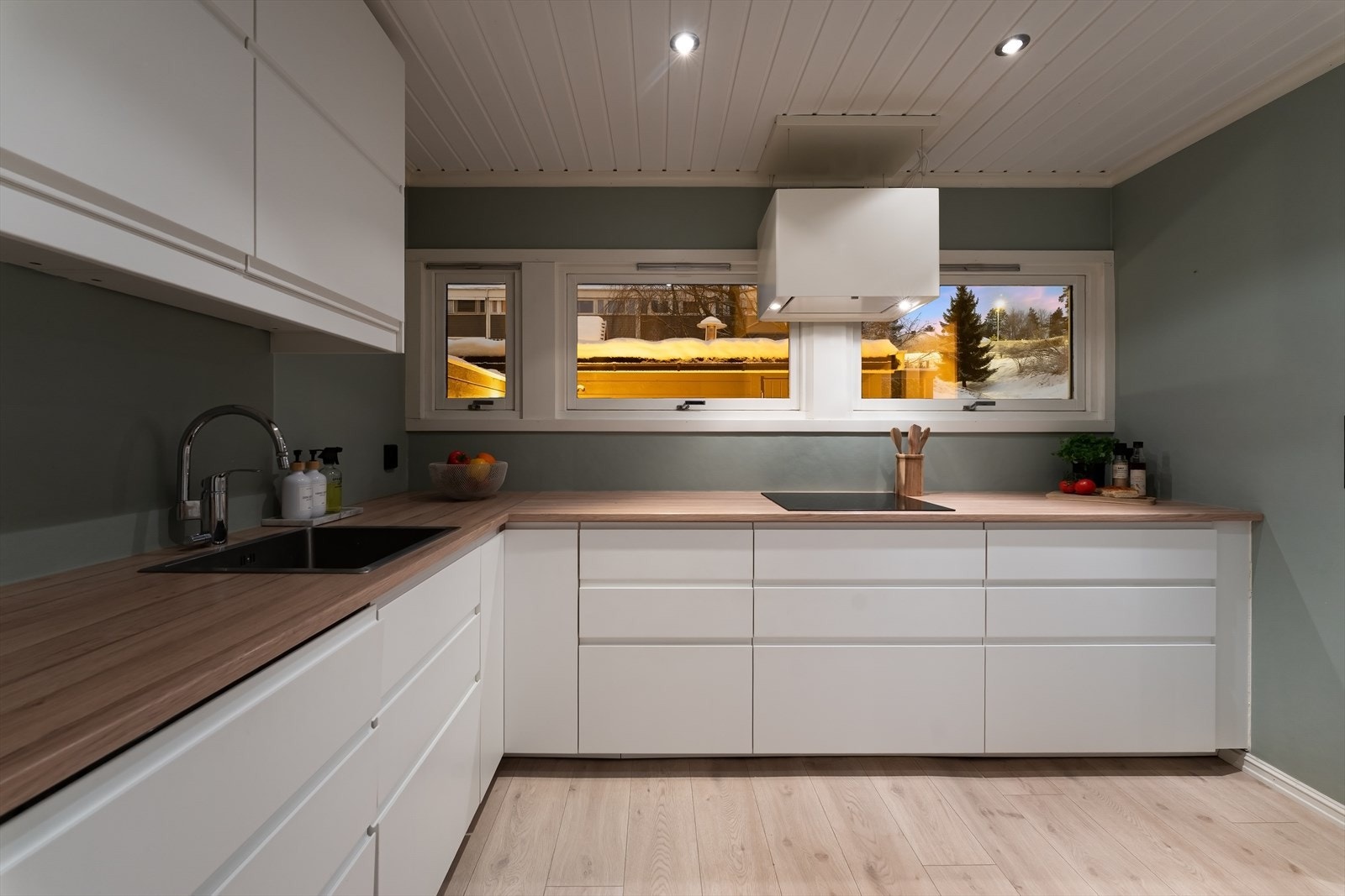 Kjøkkenet ligger i eget rom, og ble pusset opp i 2016. Galleribilde