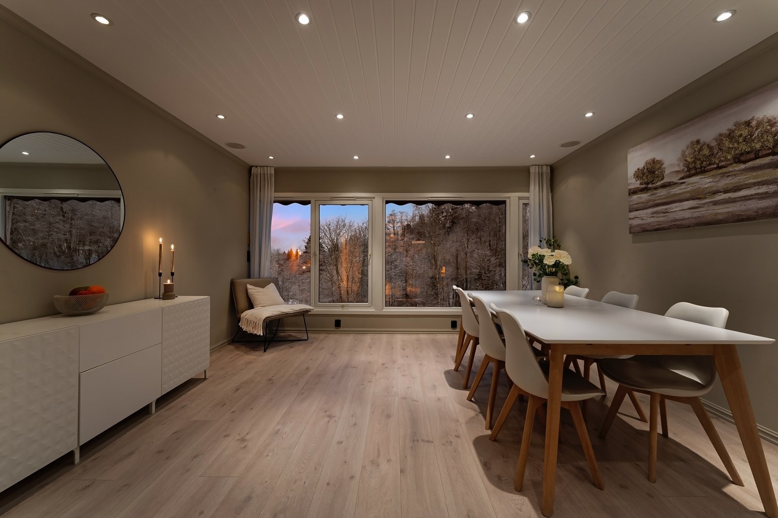 I boligens 1.etg ligger kjøkken og stue/spisestue med hyggelig utsyn. Galleribilde